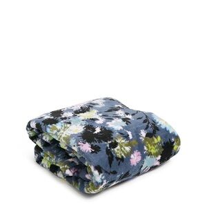 NWT Vera Bradley Chrysanthemum crush wearable blanket